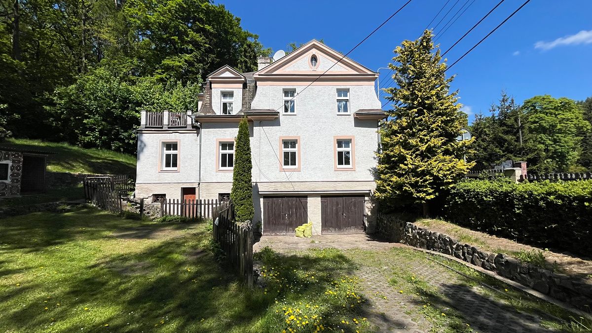 Prodej rodinného domu 296 m², pozemek 827 m²